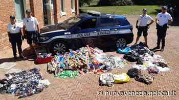 Spiagge sicure a Caorle, sequestrati oltre 3.400 oggetti contraffatti. Daspo per tre stranieri - La Nuova Venezia