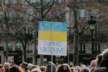 Le suppléant d'un député RN agite un drapeau prorusse lors d'un rassemblement d'Ukrainiens en Dordogne