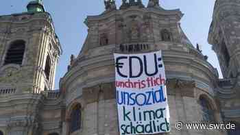 Klimaaktivistin nach Basilika-Besteigung in Ravensburg vor Gericht - SWR Aktuell
