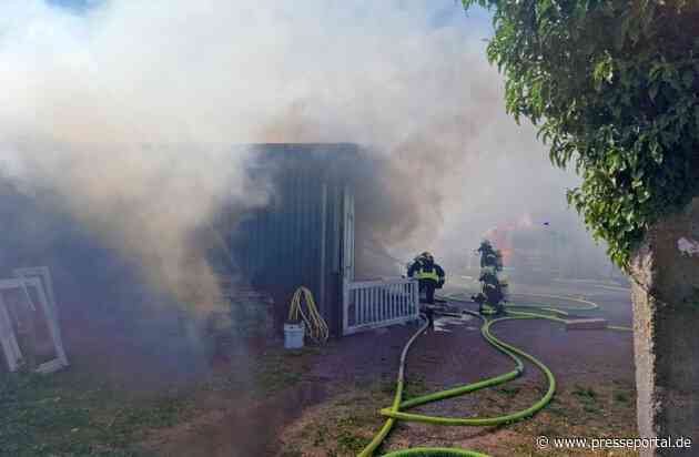 FW-RD: Feuer in Hamdorf - Halle einer Tischlerei brennt ab