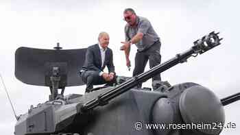 Scholz besucht Soldaten aus der Ukraine und posiert auf Gepard-Panzer - Biden sichert weitere Unterstützung zu