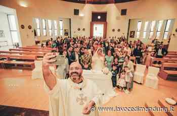 Selfie dall'altare, il parroco-social chiude così la messa nuziale - La Voce di Manduria