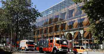 Feuerwehreinsatz in Bonn: Arbeiter wird auf Baustelle am LVR-Museum unter Bagger eingeklemmt - General-Anzeiger Bonn