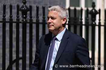 Health Secretary Steve Barclay confronted by angry woman about ambulance delays - Barrhead News