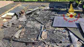 Fiamme sul tetto, intervento dei vigili del fuoco a Nembro - L'Eco di Bergamo