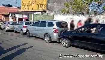 Cotia: Idoso bêbado atropela adolescente na calçada e bate em carros estacionados - Cotia e Cia