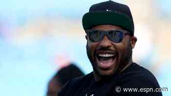 'Ice up, son!: Steve Smith joins ball crew during Packers-Chiefs game