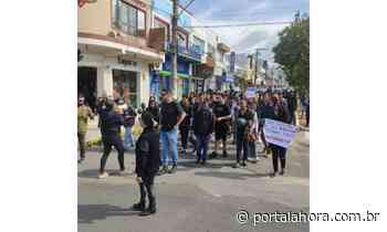 ATO CONTRA O RACISMO: Motivados por ação truculenta da PM de Imbituba contra adolescente, população toma as ruas de Imbituba em protesto - Portal AHora