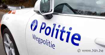 Vrachtwagen met papier in brand op A8 in Zullik - Het Laatste Nieuws