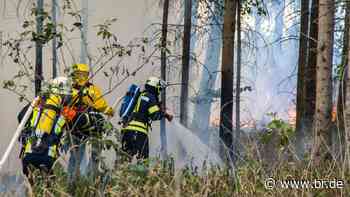 Kronach: 300 Feuerwehrleute verhindern Ausbreitung von Waldbrand - br.de