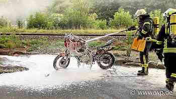 Motorrad brennt auf B7 in Marsberg-Westheim: Straße gesperrt - WP News