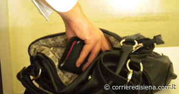 Siena, frugava nella borsa di un medico in ospedale: denunciata - Corriere di Siena