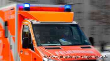 Auto prallt gegen Mauer: Fahrer wird vom Rettungsdienst wiederbelebt