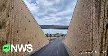 Nieuwe fietsbrug in Evergem geopend: "Nieuwe stap in vernieuwing van R4" - VRT NWS
