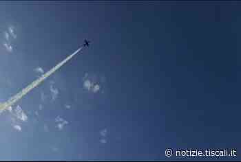 Grado, l'eclissi solare al passaggio delle Frecce Tricolori - Tiscali Notizie