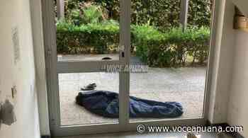 Clochard vive dentro un garage di un condominio a Marina di Massa. «Aiutiamolo» - La Voce Apuana