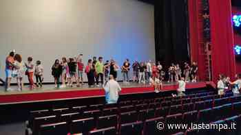 Selfie sul palco del Festival. Cento visitatori dietro le quinte dell’Ariston - La Stampa