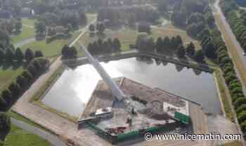 Les impressionnantes images de la destruction d'un gigantesque monument soviétique en Lettonie