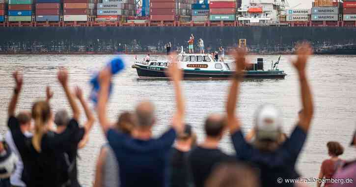 Fettes Brot gibt Überraschungskonzerte auf Hafenbarkasse