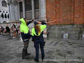 Maltempo a Venezia, cadono frammenti dal campanile di San Marco - Corriere della Sera
