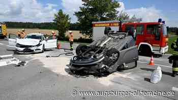 Zwei Verletzte nach Unfall: Auto überschlägt sich bei Zusammenstoß