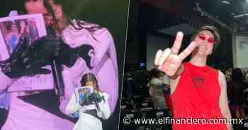 Rosalía recibe ‘Mototesis’ de fan durante su concierto en Monterrey - El Financiero