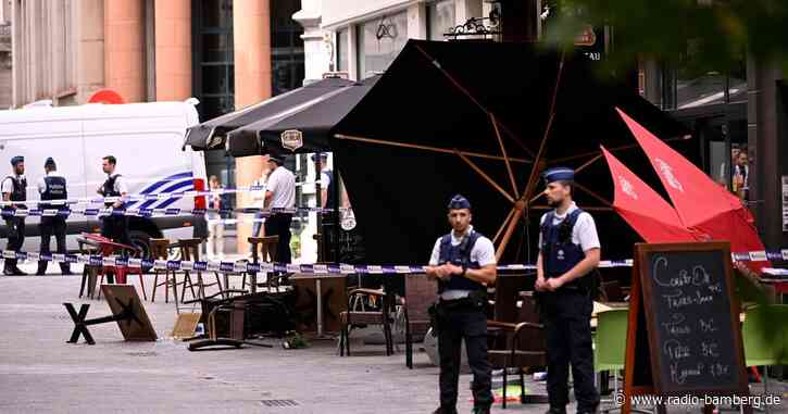Anschlag oder Unfall? Transporter rast in Restaurant-Tische