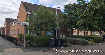 Police swarm East Hull street as man holds rooftop standoff - Hull Live