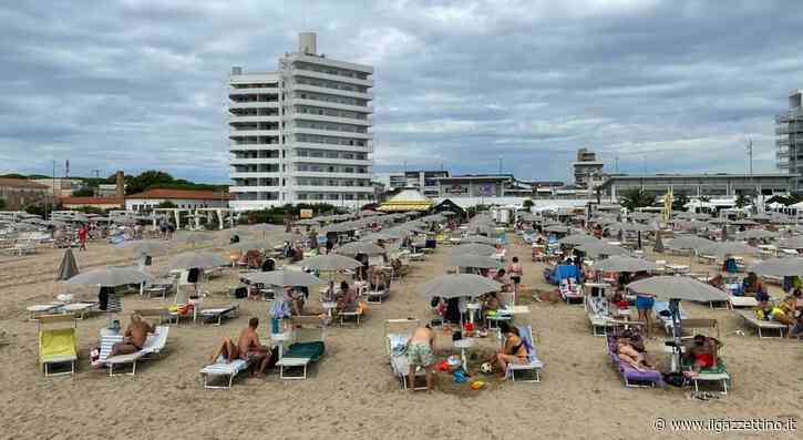 Jesolo, terrore in spiaggia: corpo di un uomo galleggia in mare. Interviene il bagnino-eroe fuori servizio e l - ilgazzettino.it