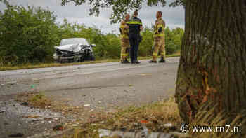 Auto rijdt tegen boom, weg lange tijd afgesloten - RN7