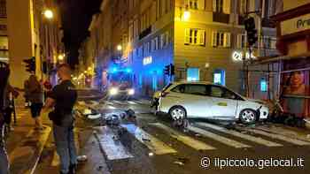 Trieste, impatto nella notte fra un taxi e un'auto all'incrocio fra via Mazzini e via Roma - Il Piccolo