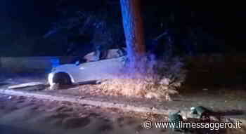 Roma, incidente all'alba sul Lungotevere delle Navi: auto abbatte il semaforo e sfonda il muro di cinta - ilmessaggero.it