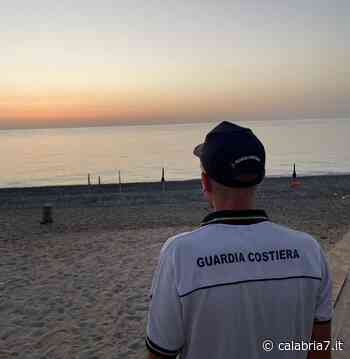 La Guardia costiera di Soverato sequestra 600 ombrelloni e lettini abusivi in spiaggia - Calabria 7