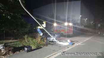 Ungebremst - Auto prallt gegen Straßenlaterne - Frankenpost