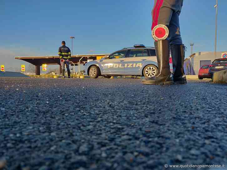 Beinasco, si scontrano con un guardrail e l'auto va in fiamme: occupanti in fuga dall'area di servizio - Quotidiano Piemontese