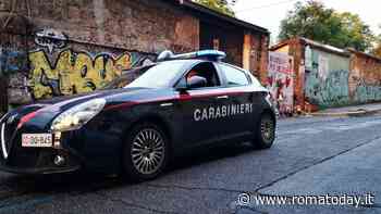 Si aggrappa all'auto e chiede i soldi al conducente