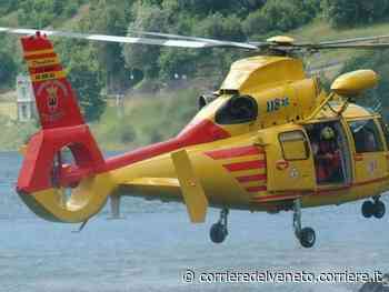 Scavalca la recinzione e si tuffa nel garda. Batte la testa: grave un ragazzo di 17 anni - Corriere