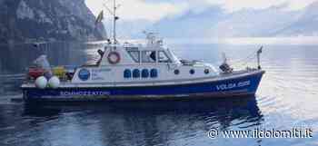 Dramma nel lago di Garda, recuperato il corpo del papà annegato per salvare il figlio 14enne. Era su un fondale a 316 metri di profondità - il Dolomiti