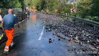 Thüringen: Lkw verliert 370 Kästen Bier bei Unfall bei Greiz - BILD