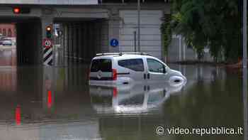 Ferrara, sottopasso allagato dopo il nubifragio: un'auto resta intrappolata nell'acqua - Repubblica TV