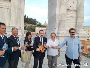 Un brindisi all'arco di Traiano per l'Ancona by wine. La sindaca: «Siamo la vetrina delle Marche nel mondo» - Centropagina