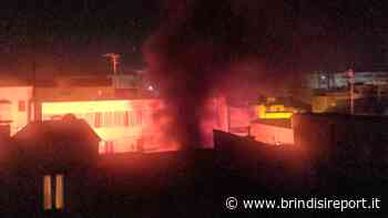 Ancora un'auto in fiamme a Brindisi: il fumo allarma il vicinato - BrindisiReport