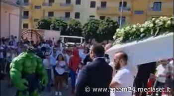 Bimbo morto a Brindisi, l'addio tra palloncini bianchi e supereroi - TGCOM