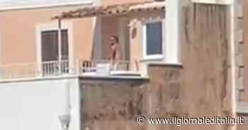 Positano, sesso in terrazza: lei si piega e lui... I vicini filmano tutto. Il VIDEO - Il Giornale d'Italia