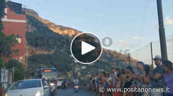Caos a Positano, in tantissimi alla Sponda in attesa degli autobus della Sita - Positanonews - Positanonews