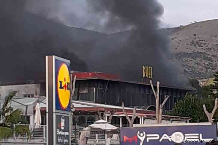 Incendio nel cinema Duel di Caserta, le fiamme in una delle sale - Fanpage.it
