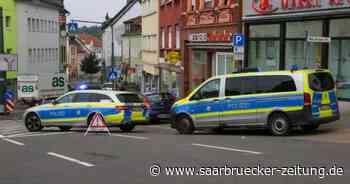 Polizei sperrt Straße: Schwerer Unfall in Neunkirchen: Lkw-Fahrer erwischt Fußgänger (75) - Saarbrücker Zeitung