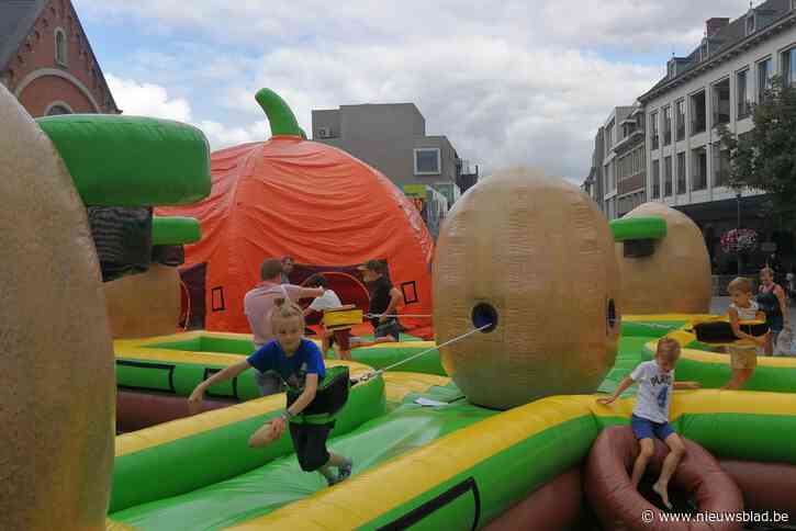 Kinderen leven zich uit op opblaasbaar fruit