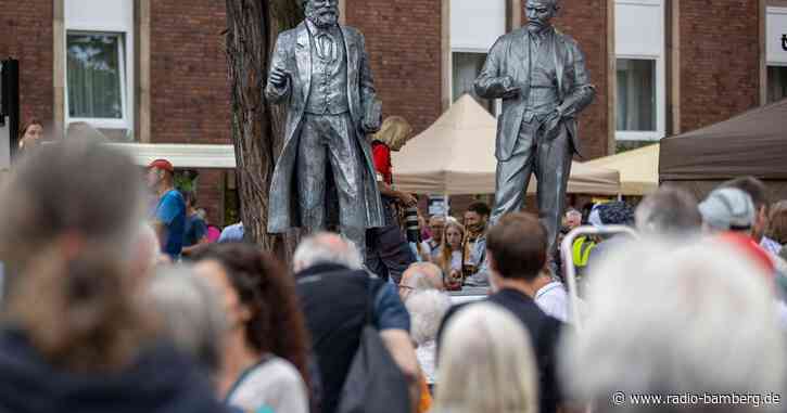 Vor der MLPD-Zentrale steht nun auch eine Marx-Statue