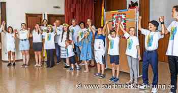 Ukraine-Flüchtlinge feiern ihren Nationalfeiertag in Schmelz - Saarbrücker Zeitung